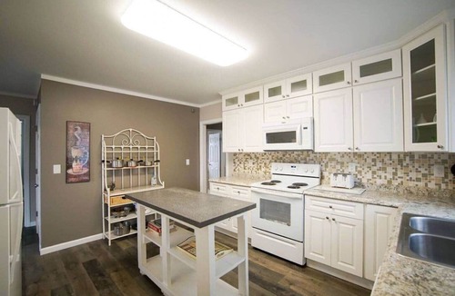 Downtown Niagara Falls House | Perfect for Large Groups - 10BR Sleeps 26 near the Falls
