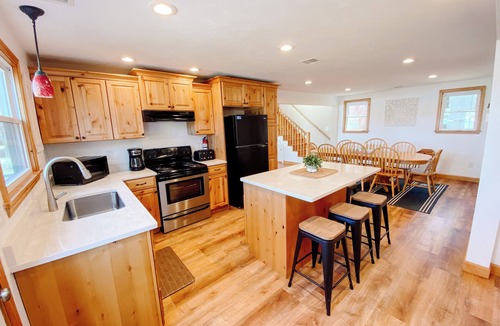 The Bays House | Perfect Lakefront Family Get-A-Way/Private Dock/Firepit/Sandy Beach