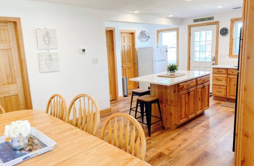 The Bays House | Perfect Lakefront Family Get-A-Way/Private Dock/Firepit/Sandy Beach