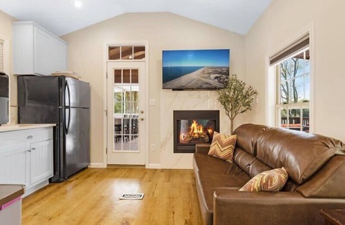 Sandwich House | Perfect Lakeview Family Retreat – Beach + Pool