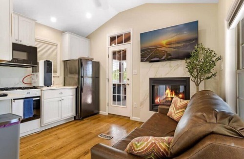 Sandwich House | Perfect Lakeview Family Retreat – Beach + Pool