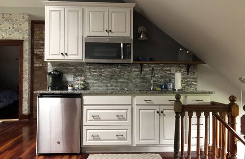 Top of the Hill Apartment | Perfect Location, Walk to Harbor or Downtown
