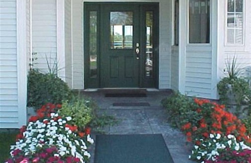 Fifth Ward Apartment | Perfect "Mini-cation", Sleeps 4, Kitchenette, Deck/GasGrill, Big Yard, Kids/Pets