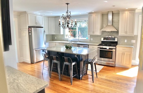 Newport East House | Perfect Newport Beach Getaway-Steps to Beach Ocean Views Very close to Downtown