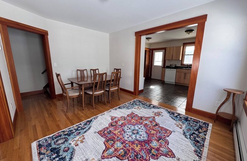 Duxbury House | Pet & family friendly 3BR home - walk to Waterbury restaurants & shops
