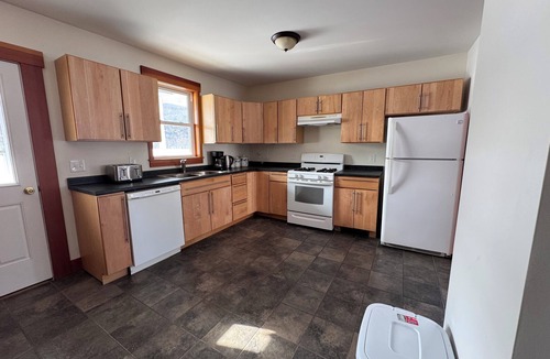 Duxbury House | Pet & family friendly 3BR home - walk to Waterbury restaurants & shops