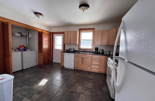 Duxbury House | Pet & family friendly 3BR home - walk to Waterbury restaurants & shops