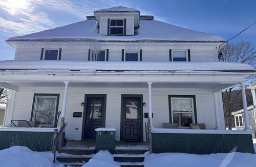 Duxbury House | Pet & family friendly 3BR home - walk to Waterbury restaurants & shops