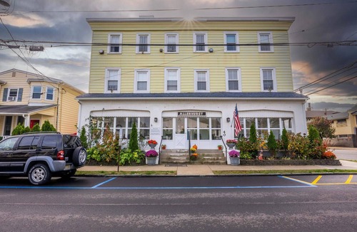 Ocean Grove Apartment | Pet Friendly 1.5BR 2 Blocks to Beach & Main Ave | Full Kitchen | Near Asbury