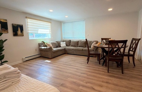 Stamford Apartment | Pet-Friendly 1BR Apartment with/Laundry- Walk to Shops and Downtown