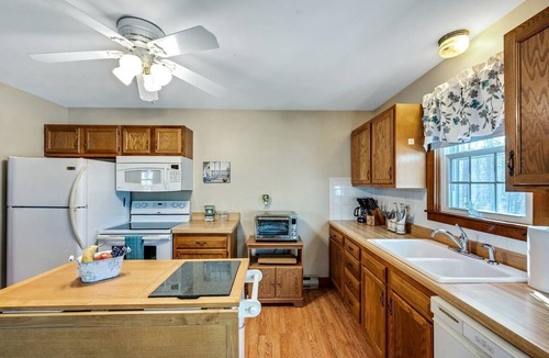 Old Mystic Cabin | Pet-Friendly 1BR Cottage Retreat Near Downtown Mystic, Connecticut