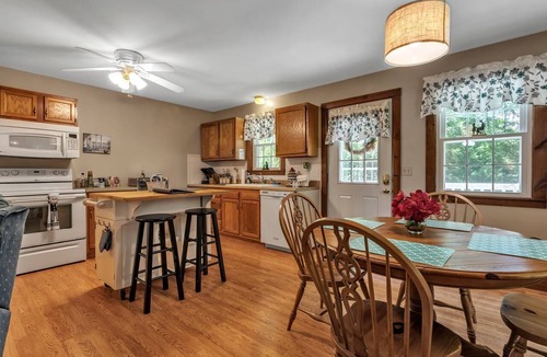 Old Mystic Cabin | Pet-Friendly 1BR Cottage Retreat Near Downtown Mystic, Connecticut