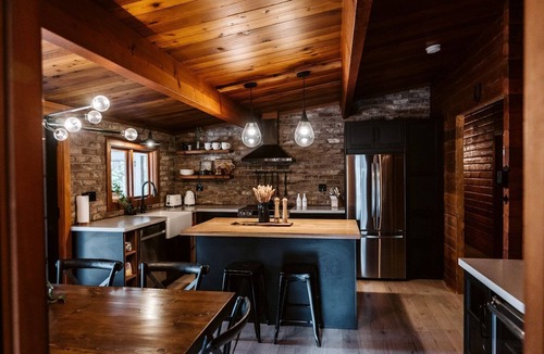 Catchacoma House | Pet-Friendly Cabin Amazing Fully Renovated in Gooderham, Ontario
