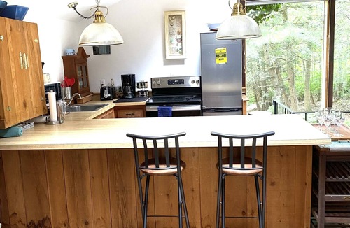 Westport Cottage | Pet Friendly Private 1 BR+1 Bed Loft Quaint Cottage w/Fireplace in Westport