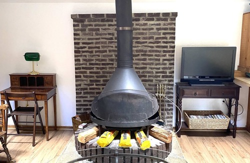 Westport Cottage | Pet Friendly Private 1 BR+1 Bed Loft Quaint Cottage w/Fireplace in Westport