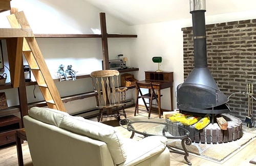 Westport Cottage | Pet Friendly Private 1 BR+1 Bed Loft Quaint Cottage w/Fireplace in Westport