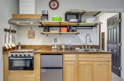Woods Creek Apartment | Pet-Friendly Quaint Cottage: Park-Like Setting