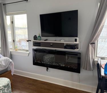 Edgecomb Apartment | Pet friendly waterfront condo