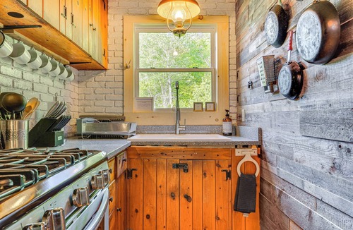Wilmington Cabin | Pet-Friendly Wilmington Retreat w/Hot Tub!