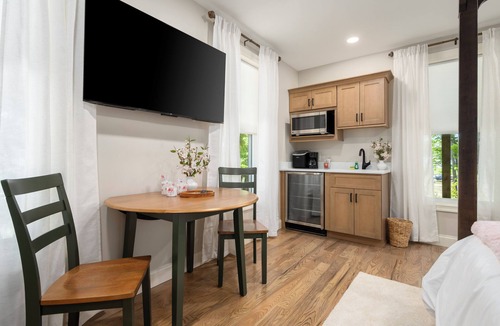 Rome Bed & Breakfast | Petal & Bloom Farmhouse w/Speakeasy Lounge!