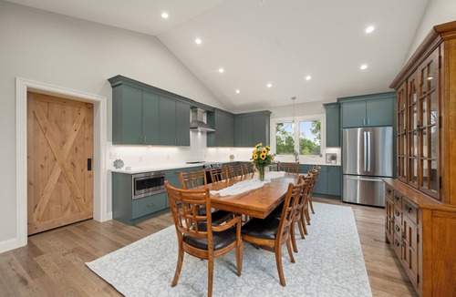 Rome Bed & Breakfast | Petal & Bloom Farmhouse w/Speakeasy Lounge!