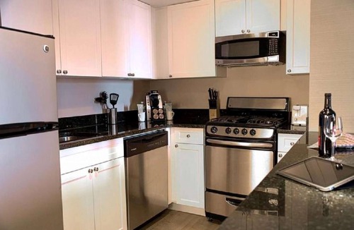 Logan Square Hotel | Philly Skyline Views | Rooftop Pool + Full Kitchen