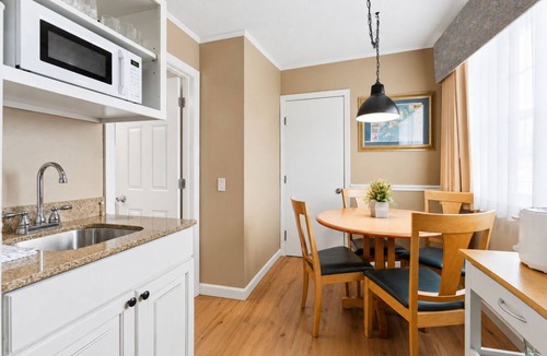 South Yarmouth Hotel | Pier 7 Condominiums