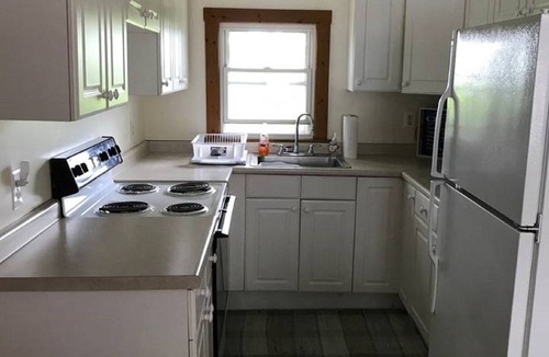 Scarborough Cottage | Pine Point Promises- Sunset Cottage - 2 minute walk to beach-sleeps 4 in beds.