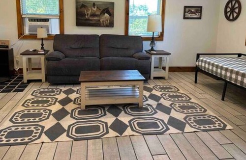 Montague Other | Pioneer Valley Farmhouse Near 5-Colleges