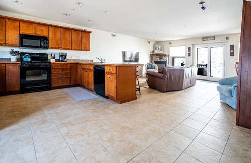 West Bridgton House | PLEASANT MOUNTAIN - Ski in & Ski Out - Family Vacation - Spacious Condo