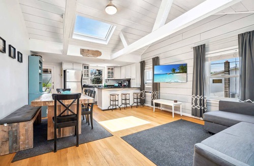 Newburyport House | Plum Puddin | Pet-Friendly | Screened Porch | Deck