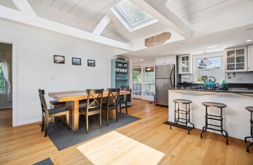 Newburyport House | Plum Puddin | Pet-Friendly | Screened Porch | Deck