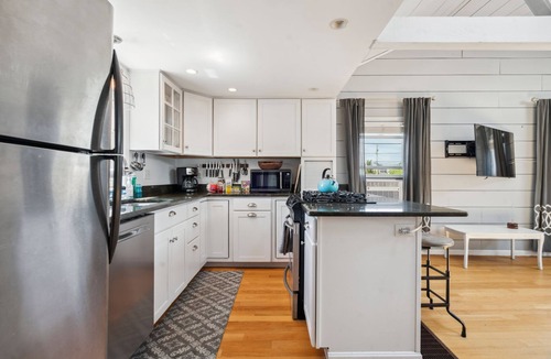 Newburyport House | Plum Puddin | Pet-Friendly | Screened Porch | Deck