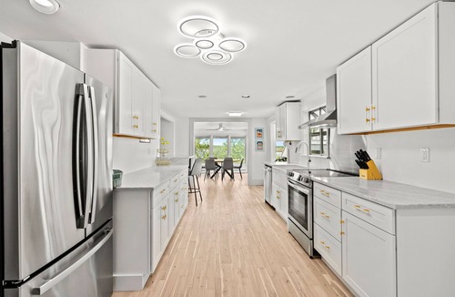 Great Neck House | Plumb Island Sound Waterfront Sunset Getaway