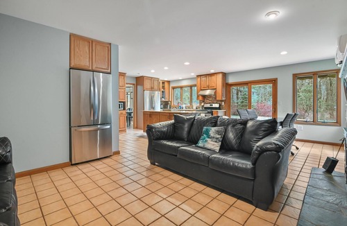 Lake Harmony Estates Cabin | Poconos Breezy Paradise Cabin-Lakeview Retreat with Cozy Fire Pit & Hot Tub