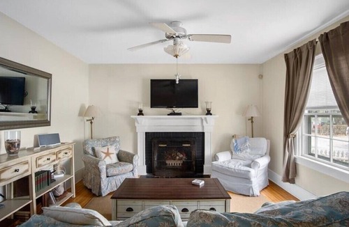 The Point House | Point Cottage In Newport, Pet Friendly Walk To Water. Discounts for long stays.