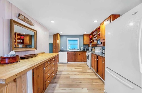Ellsworth House | Pointe Branch Lake-Waterfront!