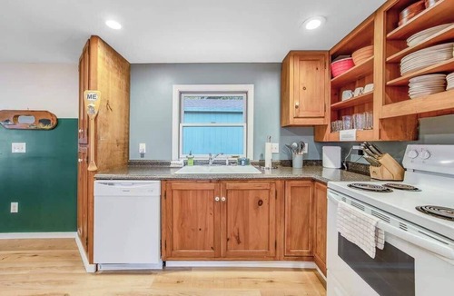 Ellsworth House | Pointe Branch Lake-Waterfront!