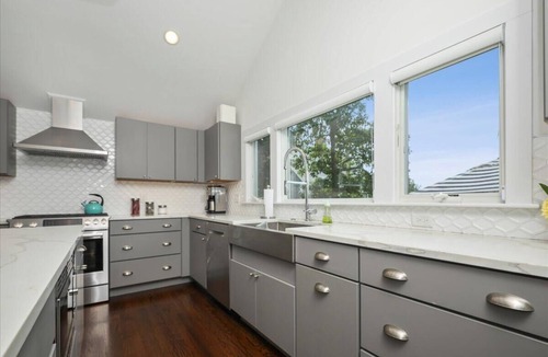 Mara Vista House | Pondfront 6BD-Central A/C, Fire Pit, Large Yard, Ocean & Pond Views