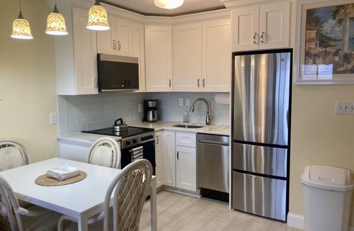 North End Condo | POOL/1 BLOCK FROM BEACH/Internet, Central Air, Elevator, Well Equipped kitchen