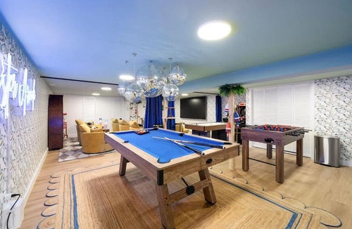 Hyannis House | Pool, Hot Tub, Pickleball, Games, Movies, Playroom, Pets OK