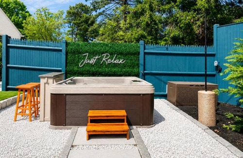 Hyannis House | Pool, Hot Tub, Pickleball, Games, Movies, Playroom, Pets OK