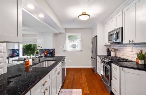Euclid House | Pool - Hot Tub - Sleeps 10 - Near Cleveland