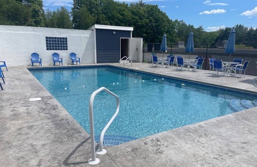 Gilford Condo | Pool, Restaurant, BBQ Grills, Close to Weirs!