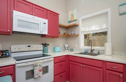 Middletown House | Pop, Bubble, and sun-drenched Cutie Cottage!