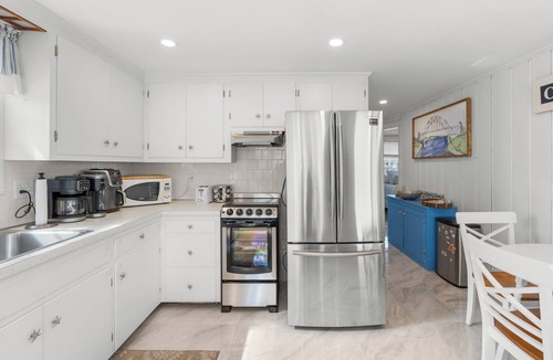 Popponesset House | Popponesset, 2 beds, sleeps 4, A/C, 5 house walk to beach