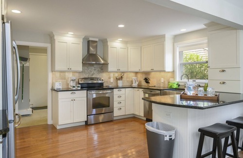East Harwich House | Poppys Pond: Pondfront Cape Home with A/C & Wifi