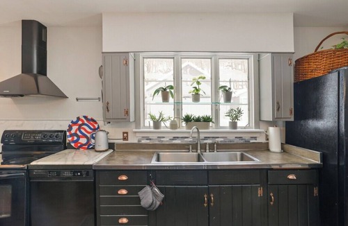 Newfoundland House | Porch & Pines – Cozy Pocono Farmhouse with Firepit, BBQ & Game-Friendly Yard