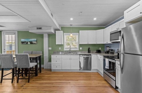 Portsmouth House | Portsmouth Cedar Beach Cottage