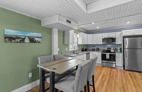 Portsmouth House | Portsmouth Cedar Beach Cottage